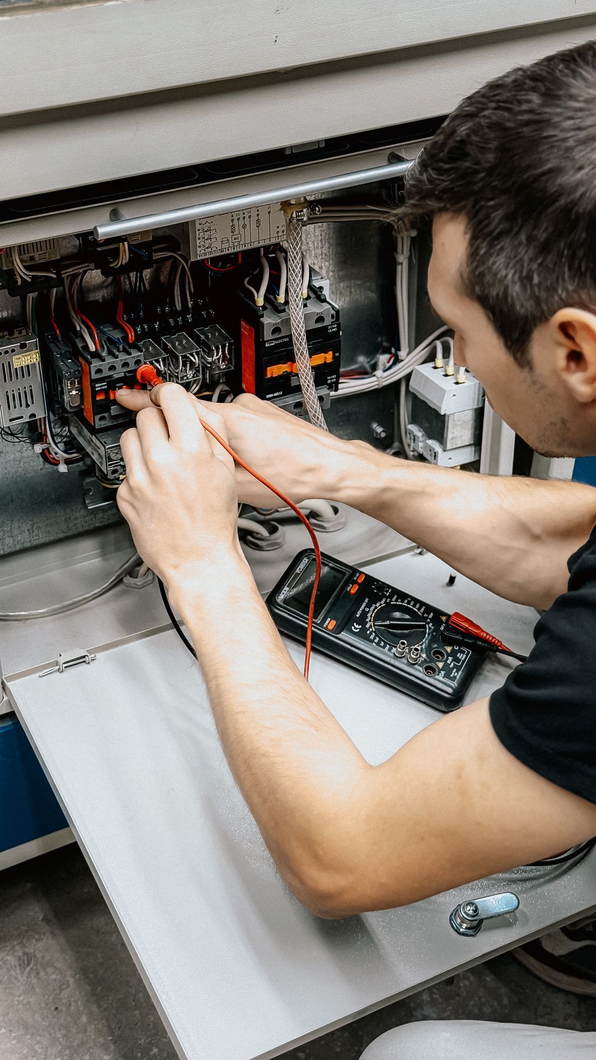 ¿Cuánto cuesta un electricista en 2026? 30–40 €/h y precios por trabajo